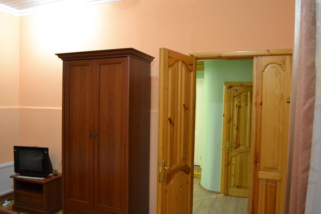 Apartment On Ploshcha Svyatogo Teodora リヴィウ エクステリア 写真